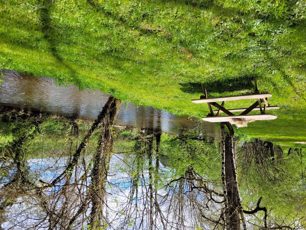 Jardin au bord de la rivière avec la Côle en Périgord Vert