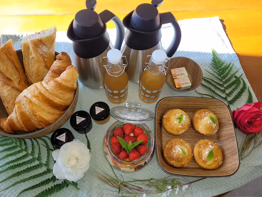 Petit-déjeuner terrasse produits locaux Périgord gîte avec spa
