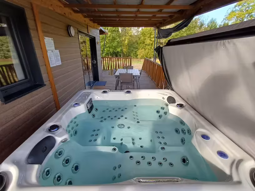 Jacuzzi extérieur 4 places terrasse bois vue nature gîte Périgord Vert