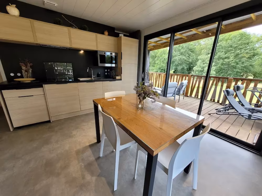 Cuisine équipée moderne avec lave-vaisselle gîte Dordogne