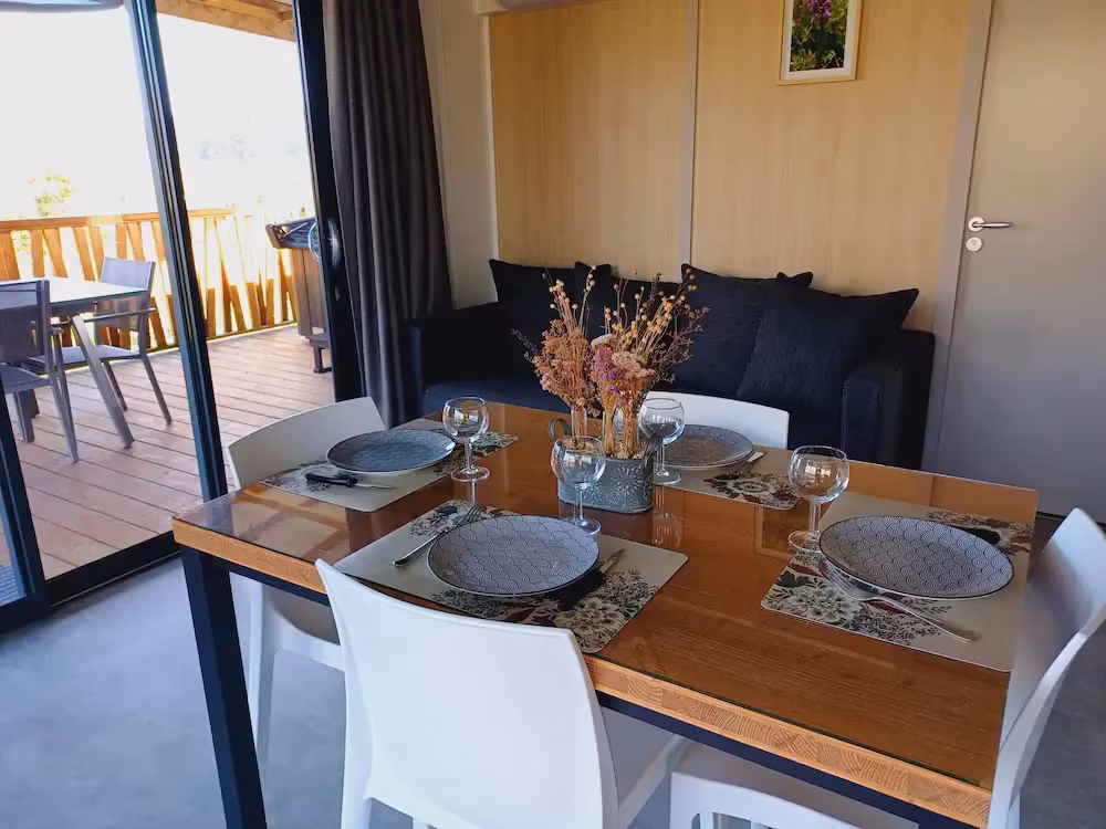 Salon spacieux avec coin repas et canapé gîte tout confort Périgord